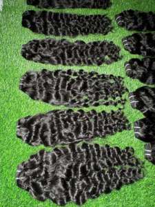 Cheveux du temple indien bouclés naturels crus non transformés vendeur de cheveux vierges crus à cuticule alignée vendeur de cheveux vierges indiens crus d'Inde - Product Image 4