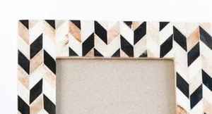 Vente en gros Cadre photo en bois incrusté d'os de luxe avec illustration florale indienne décorative pour cadeaux et décoration de la maison - Product Image 2