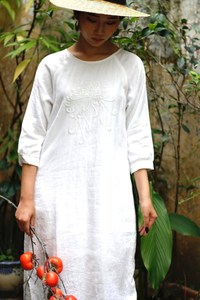 Robe en lin blanc pour femmes MIKA avec broderie à la main Robe longue décontractée pour vêtements de villégiature - Product Image 2