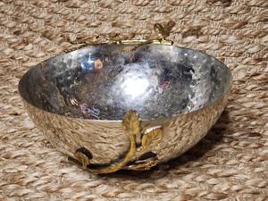 Bol de service en métal argenté au design martelé, accent oiseau doré, idéal pour les fêtes, l'accueil des invités et la décoration de table, en provenance d'Inde - Product Image 4