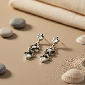 Boucles d'oreilles en argent 925 avec marcassite et nacre, bijoux exquis pour femmes - Product Image 2