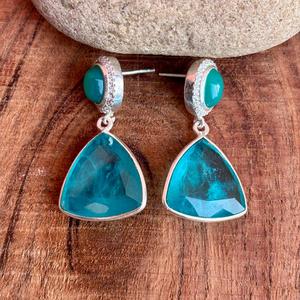 Boucles d'oreilles pendantes en pierres précieuses bleu Paraiba faites à la main pierre Aqua taille triangle avec réglage plaqué argent pour les femmes - Product Image 3