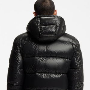 เสื้อแจ็คเก็ตพัฟเฟอร์ผู้ชาย สีพื้น ราคาขายส่ง พร้อมฮู้ดปรับได้ ดีไซน์ซิปปิด พร้อมโลโก้สั่งทำ เหมาะสำหรับฤดูหนาว - Product Image 5