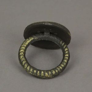 Rond de serviette en métal massif fabriqué à la main avec des détails artistiques pour les événements familiaux, les fonctions de mariage et les cérémonies de grande classe - Product Image 1