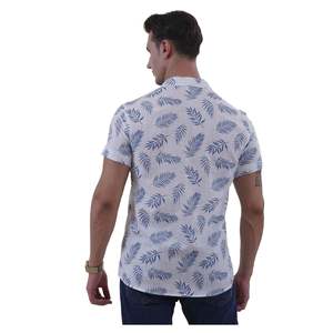 Chemise d'été hawaïenne à manches courtes avec imprimé feuille hawaïenne turquoise sur blanc - Product Image 3