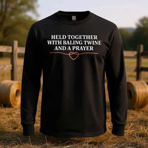 T-shirt à manches longues avec inscription « Held Together With Baling Twine And A Prayer » - Product Image 3