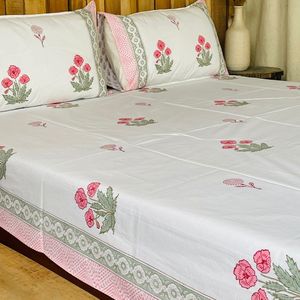 Parures de lit indiennes artisanales Sanganeri imprimées à la main, draps de lit avec taies d'oreiller - Product Image 1