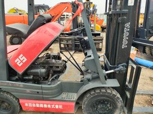 Chariot élévateur Toyota d'occasion 2.5 tonnes Diesel 2,5 tonnes Capacité de levage Prix bas Chariot élévateur Toyota 2.5 T d'occasion de haute qualité - Product Image 4