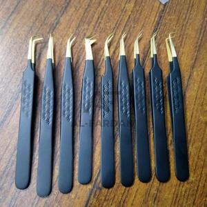 Pince à cils personnalisée en acier inoxydable noir et or Pince à cils pointu droit à 90 degrés Logo privé cils à basse quantité minimale de commande - Product Image 1