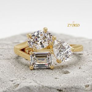 Anillo de Compromiso Premium con Tres Diamantes Cultivados en Laboratorio, Corte Esmeralda y Corte Pera, Oro de 18K - Product Image 3
