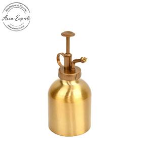 Petit pulvérisateur d'eau en métal de qualité luxe avec fini enduit de poudre blanche utilisé pour l'arrosage des plantes d'intérieur et des outils de jardinage. - Product Image 4