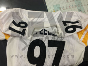 เสื้ออเมริกันฟุตบอลระดับพรีเมียม ผลิตจากโพลีเอสเตอร์ยืดหยุ่น พร้อมเทคโนโลยีดูดซับความชื้นเพื่อประสิทธิภาพที่เหนือกว่าบนสนาม - Product Image 2