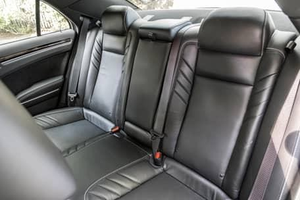 Chrysler 300C AWD 2023, SUV de luxe, pneus R18, sièges en cuir automatiques, caméra arrière, essence électrique, carburant, conduite à gauche, toit ouvrant panoramique - Product Image 4