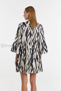 Vestido corto estampado Línea A Túnica escote en V con botón a presión Manga larga Falda escalonada con ribete de volantes - Product Image 4