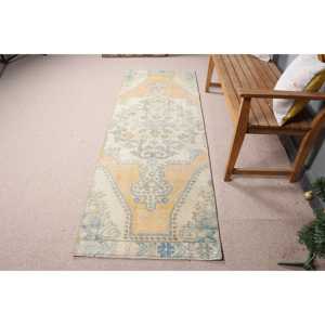 Alfombra Vintage de 2.5x7.3 pies, Alfombra Turca, Alfombra de Lana con Diseño Floral Amarillo y Azul - Product Image 3