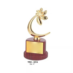 Hot <b>Sale</b> Custom Golden Flower Star Metal Trophy Employee Appreciation or Business Awards Export Price - Product Image 1