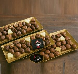 ถาดโลหะสีทองสำหรับตกแต่งการผสมผสานที่ลงตัวของความสง่างามและประโยชน์ใช้สอยเหมาะสำหรับการเสิร์ฟช็อคโกแลตขนมหวานหรือขนมตามเทศกาล - Product Image 1