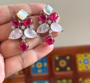 Pendientes de Aro Modernos con Circonitas Plateadas en Plata de Latón de la Mejor Calidad para Mujeres y Niñas, Ideales para Bodas y Fiestas - Product Image 1