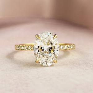 Bague de fiançailles Moissanite taille ovale 12x8mm | Solitaire avec bande pavée | OEM de bijoux fins de mariage en argent doré - Product Image 1