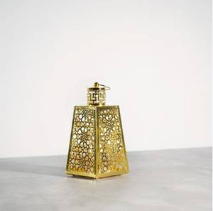 Lanterne à bougie en métal doré avec découpe en forme de pyramide, lumière ambiante chaude, décoration élégante et festive pour la maison, les événements et les cadeaux - Product Image 2