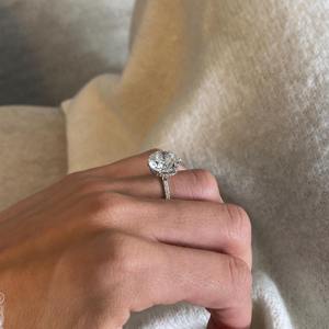 Anillo de Compromiso con Diamante Cultivado en Laboratorio de Corte Redondo de 6.35 Quilates, Certificado IGI, FVVS2, Engaste de Halo Oculto, Oro Blanco de 18k - Product Image 3