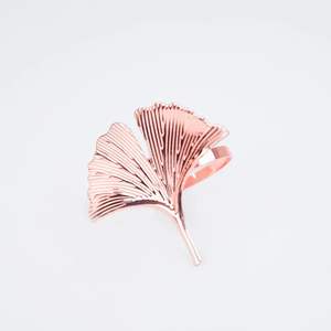 Porte-serviettes en forme de feuille, finition or rose, élégant accessoire de table pour offrir en cadeau, occasions spéciales et décoration en provenance d'Inde - Product Image 1