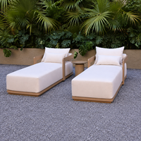 Chaise longue de piscine en teck au design minimaliste, résistante aux intempéries, personnalisable, pour projets hôteliers et de complexes de villégiature