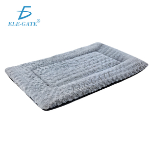 Tappetino/Cuscino Super Morbido in Finta Pelliccia per Cani/Gatti con Base Antiscivolo e Motivo Solido - Product Image 1