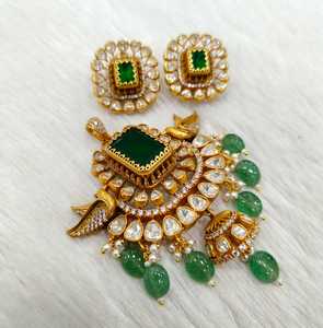 Bijoux Mosenite de style antique Collier et boucles d'oreilles sertis de pierres et de perles Superbe finition dorée pour mariage et occasions - Product Image 5