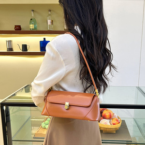 Sac à main élégant en cuir structuré pour femmes avec bandoulière en métal doré, sac à main polyvalent pour un usage quotidien et formel - Product Image 1