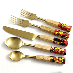 Juego de cubiertos de patrocinador caliente Venta caliente de acero inoxidable y mango de resina Juego de cubiertos de acero inoxidable Juego de cuatro piezas Portugués - Product Image 1