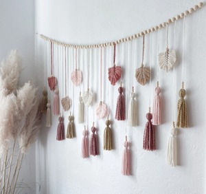 Suspension murale en macramé en forme de feuille de couleur pastel avec des détails en perles de bois pour une décoration intérieure élégante et une présentation de pièce élégante - Product Image 5