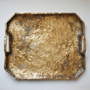 Plateau de service de luxe ZenithShine avec surface en aluminium et bois poli, bordure gravée et design minimaliste moderne - Product Image 2