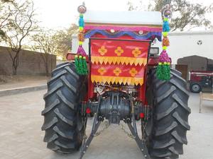 Mini-tracteur Massey Ferguson 265 à vendre, moteur diesel de 20 à 90 CV, options 4x4 et 4x2, avec composants essentiels : pompe et boîte de vitesses - Product Image 4