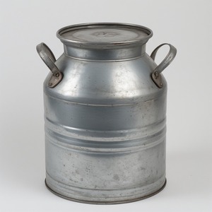 Lata de leche galvanizada decorativa con superficie de bronce martillado Trabajo artesanal que ofrece acento para interiores de temporada y rústicos - Product Image 6