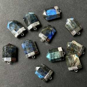 Pendentif en pierre de Labradorite naturelle polie de style vintage Collier à chaîne en cristal plaqué or ou argent pour fiançailles - Product Image 3