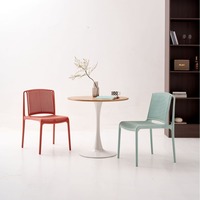 Chaise de salle à manger en plastique ajourée avec dossier nervuré, idéale pour les bureaux, cafés et salles d'attente