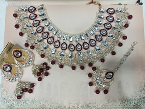 Ensemble de collier ras du cou de mariée tendance en argent plaqué or rose avec des boucles d'oreilles Jhumka en émail et perles - Product Image 6