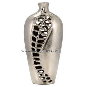 Florero decorativo de diseño atractivo hecho de jarrón de metal hecho a mano de plata para oficina interior y dormitorio floreros y macetas - Product Image 1