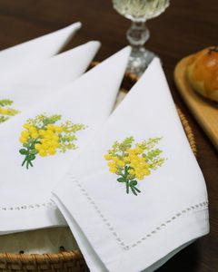 Serviette de table en coton brodée à la main avec motif de fleur de mimosa jaune, sur mesure, vente en gros, point de feston, pour la maison, le restaurant, les mariages - Product Image 3
