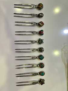 Bâtons à cheveux en métal faits sur mesure avec des ornements en perles de mosaïque. Idéal pour un look décontracté et des looks d'inspiration culturelle. - Product Image 6