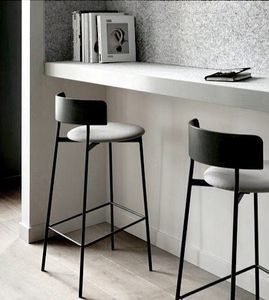 Tabouret de comptoir en bois au design minimaliste avec cadre en métal solide adapté aux intérieurs de maison de style industriel moderne - Product Image 3