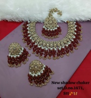 Parure de bijoux ethniques plaqué or antique en alliage avec zircon cubique et cristal, comprenant collier ras-de-cou, boucles d'oreilles pendantes et mangtika, idéale pour fiançailles et mariage, cadeau