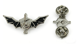 Pin de Solapa Personalizado con Diseño de Espada de Murciélago Esmaltada – Plateado con Esmalte Negro, Insignia de Colección y Souvenir - Product Image 6
