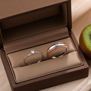 แหวนคู่รักสองสีคลาสสิก Jeulia Amore ประดับด้วยเพทาย - Product Image 3