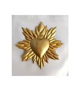 Decoración Navideña Moderna para el Hogar con Sagrado Corazón en Metal Dorado - Product Image 1