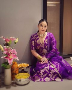 Hermoso traje de diseñador en tela de seda Jacquard con Pent on Natural Crep Fabric Estilo tradicional para ocasiones de fiesta - Product Image 3