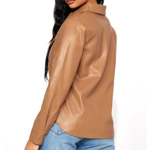 T-shirts pour femmes de style streetwear, conçus sur mesure dans des couleurs unies, fabriqués en cuir PU, design tendance 2025, chemise en cuir pour femmes - Product Image 4