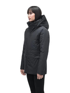 Parka corta transpirable de punto con capucha negra para mujer con logotipo personalizado chaqueta de invierno acolchada - Product Image 2