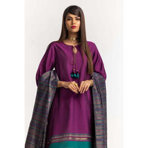 เสื้อเชิ้ตผ้าไหมย้อมสีพร้อมพู่สีม่วงแดงประดับตกแต่งและผ้าคลุมไหล่แบบสามส่วนพร้อมแขนเสื้อสามส่วน - Product Image 5